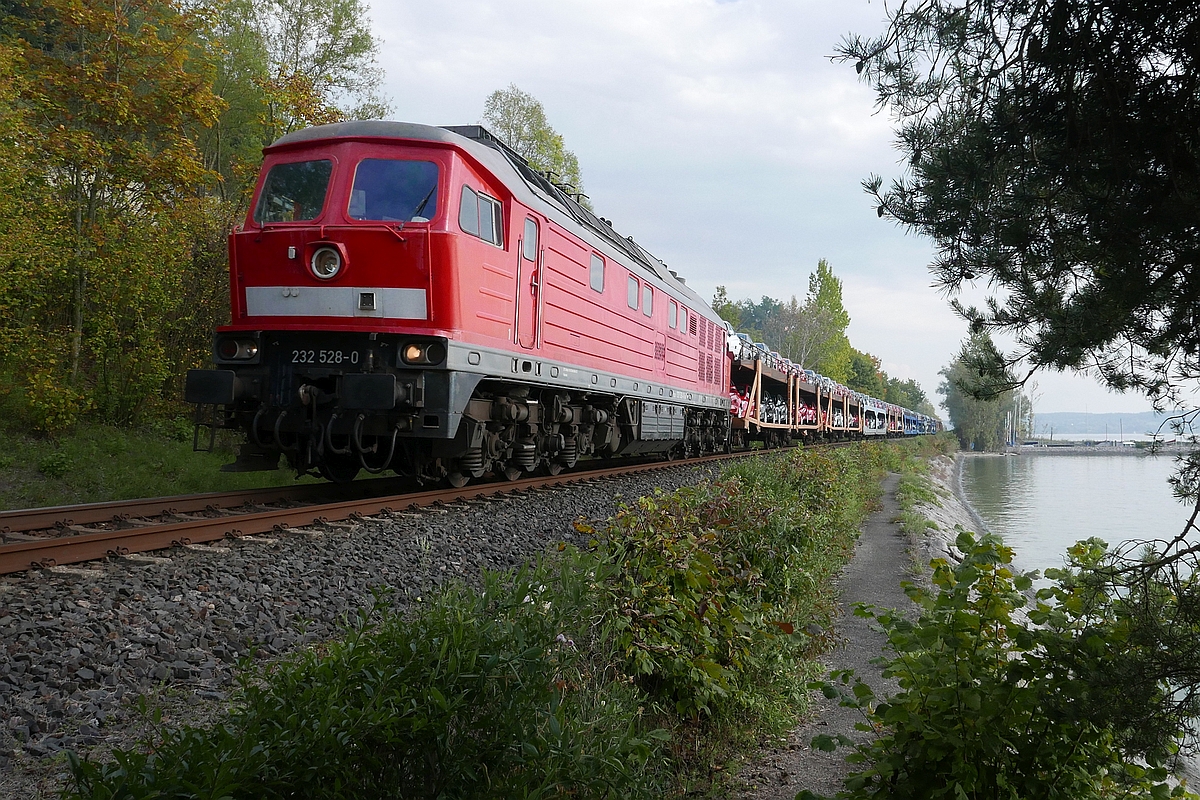 Aus Richtung Friedrichshafen kommend zieht 232 528-0 einen  Rheintalbahn-Umleiter  bei �berlingen-Goldbach den Bodensee entlang nach Radolfzell/Singen (24.09.2017).