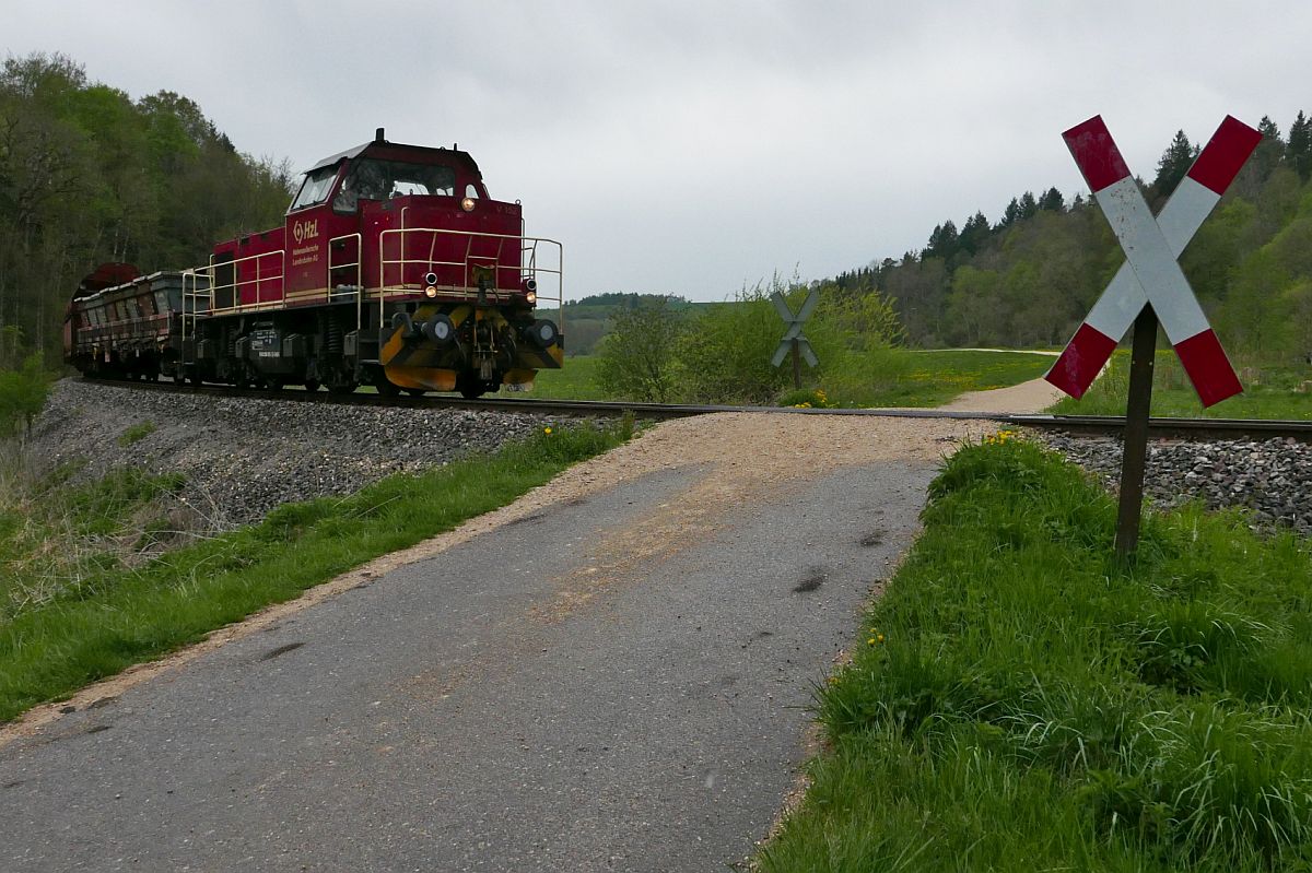 Aus Richtung Gammertingen kommend befindet sich bei einem Gewitterschauer am 02.05.2019 bei Bingen V 152 der HzL mit einem gemischten Güterzug auf der Fahrt nach Mengen.