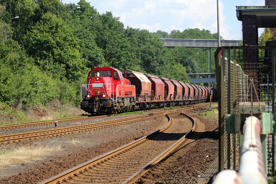 Aus Richtung Gerstungen kommend erreicht 265 009 zum Aufnahmezeitpunkt den Bahnhof von Heringen (Werra).
Aufnahmedatum: 17. Juli 2014