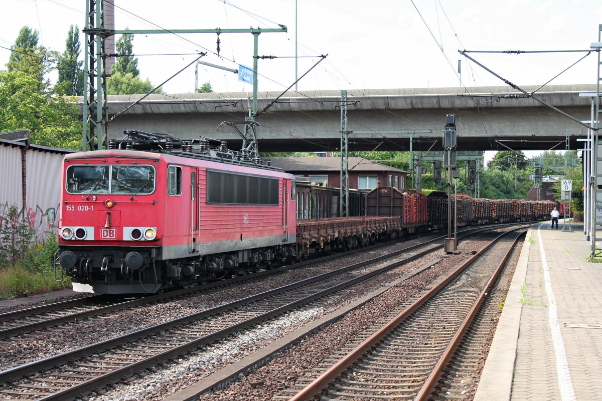 Aus Richtung Hafen kam am 13.08.2014 die 155 020-1 mit einem gemischten Güterzug in Hamburg Harburg gen Maschen.