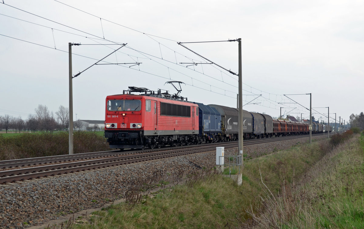 Aus Richtung Leipzig kommend fuhr 155 065 am 09.04.16 mit einem gemischten Güterzug durch Zschortau Richtung Bitterfeld.
