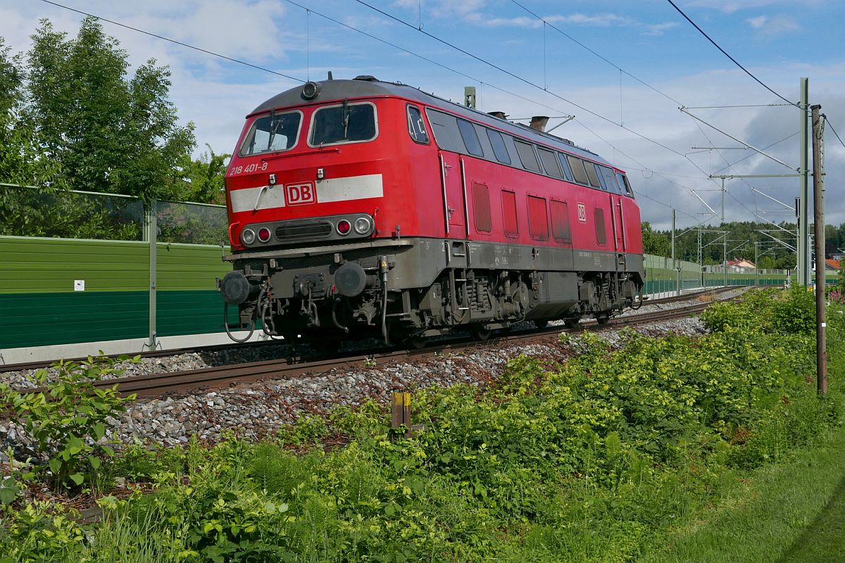 Aus Richtung Lindau-Insel kommend fährt 218 401-8 bei Bodolz ins Allgäu hinauf in Richtung Hergatz (07.06.2021)