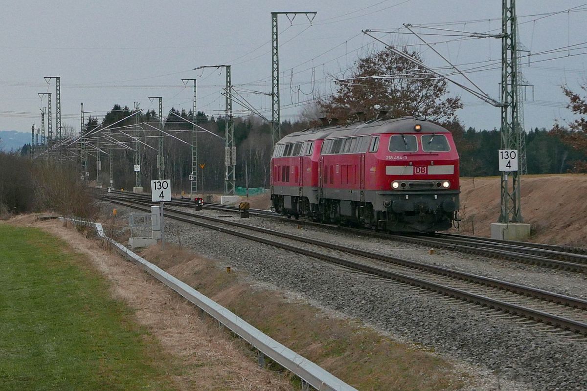 Aus Richtung Lindau kommend erreichen 218 494-3 und 218 491-9 am 03.03.2021 Hergatz. Nach einem kurzen Halt und Fahrtrichtungswechsel werden die beiden 218er zurück nach Lindau-Insel zur Tankstelle fahren. Grund der  bwegt -Fahrt ist nicht bekannt.