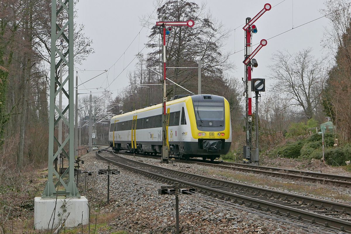 Aus Richtung Lindau kommend und mit der Zugzielanzeige  Feierabendzug  fährt 612 009 am 03.03.2021 an den Ausfahrsignalen von Enzisweiler vorbei in Richtung Friedrichshafen.