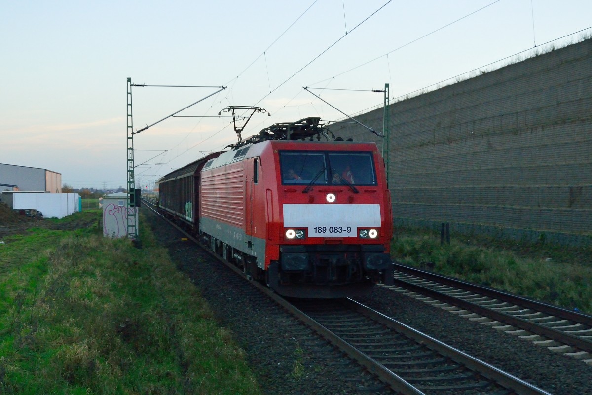 Aus Richtung Nievenheim kommt die 189 083-9 mit drei Güterwagen in Richtung Neuss gefahren. 21.11.2014