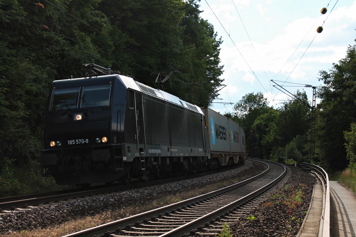 Aus Richtung Nürnberg kam am 25.06.2014 die 185 570-9 von boxXpress.de mit einem Containerzug, als sie kurz vor der Donaubrücke bei Mariaort am Fotografen vorbei fuhr.