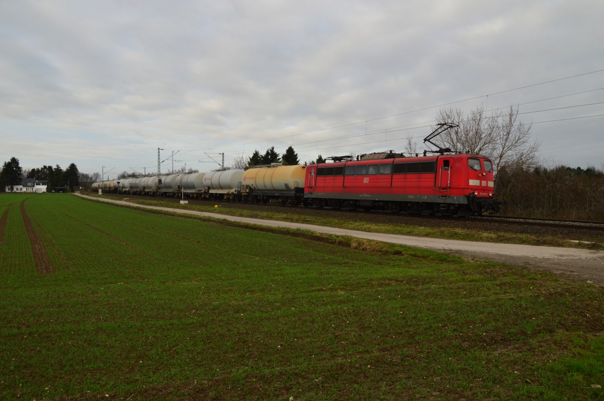 Aus Richtung Osterath kommt die 151 028-8 mit einem Kesselwagenzug gen Neuss am Fotografen vorübergefahren. 19.12.2015