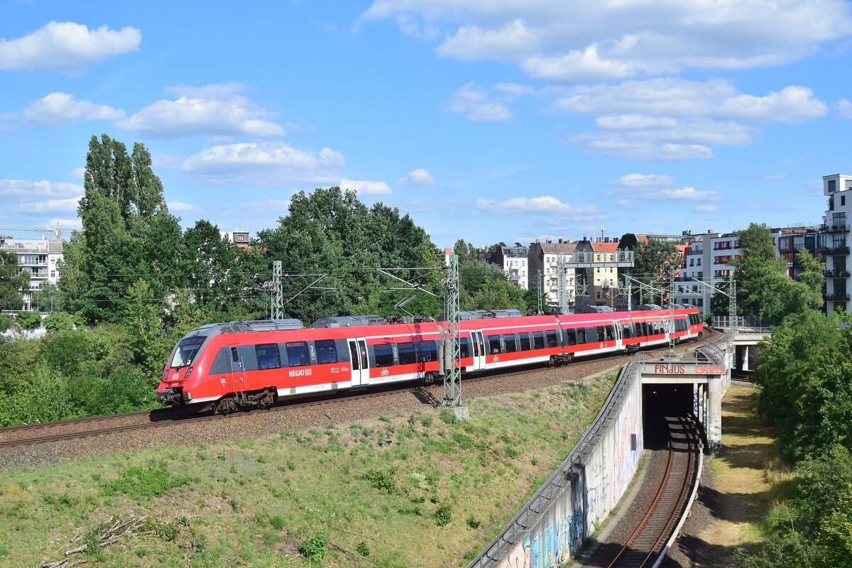 Aus Richtung Pankow fährt  442 326 über Bornholmer Straße auf den Innenring in Richtung Ostbahnhof.

Berlin 13.07.2020
