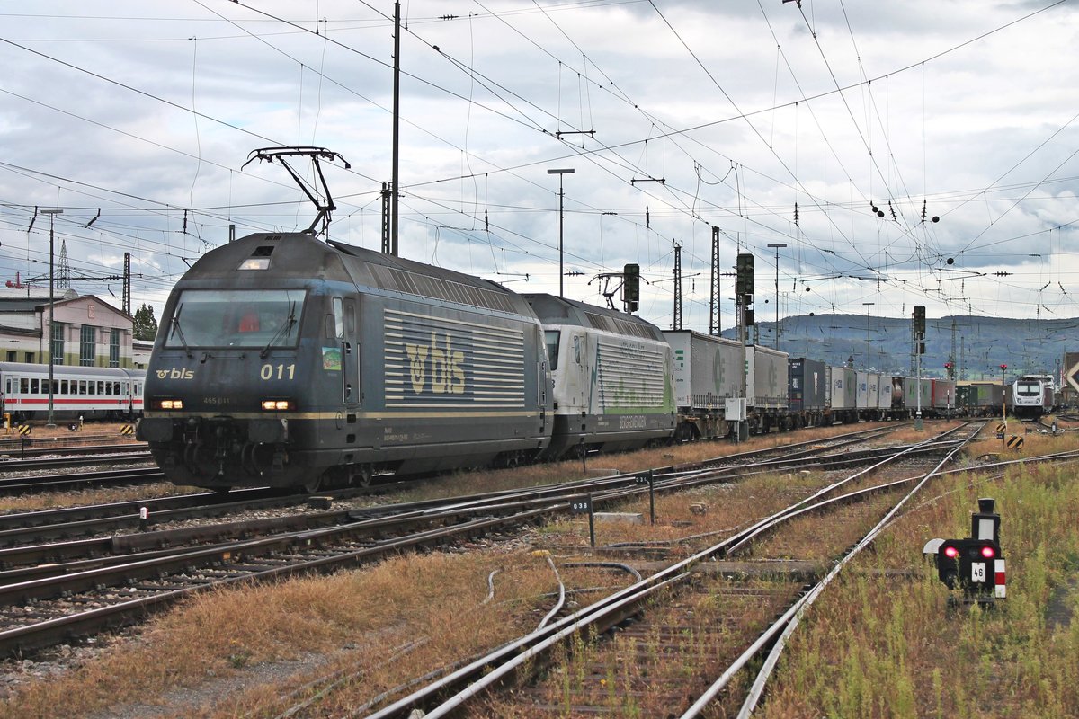 Aus Richtung Rangierbahnhof Muttenz fuhr am Nachmittag des 25.09.2019 die Re 465 011-5  Wisenberg  zusammen mit der Re 465 008-1  Patenschaft Berggemeinden  und einem langen Containerzug über Gleis 1 durch den Badischen Bahnhof von Basel in Richtung Basel Bad Rbf.