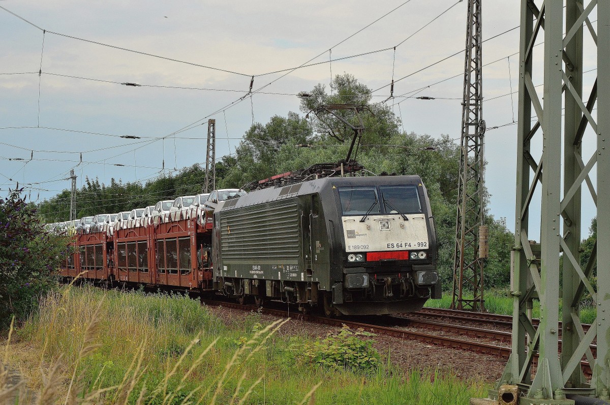 Aus Richtung Rheydt kommend, ist hier die 189 092 mit einem Hyundai-Autozug an der Bahnhofseinfahrt in Grevenbroich. 4.7.2014