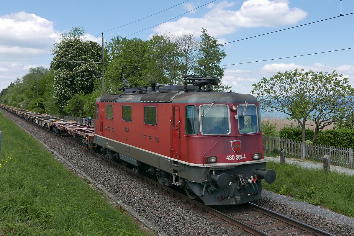 Aus Richtung Romanshorn kommend befindet sich 430 362-4 mit einem aus Wagen der Gattung Sgns gebildeten Zug vor Arbon auf der Fahrt Richtung Rorschach (30.04.2018).