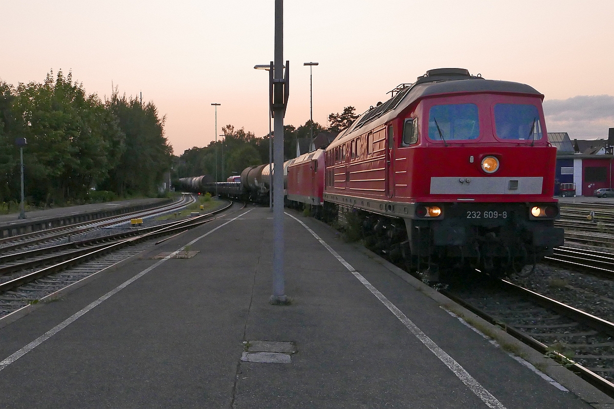 Aus Richtung Singen kommend zieht 232 609-8 einen „Rheintalbahn-Umleiter“, bestehend aus 185 135-1 mit gemischten Gterwagen, durch den Bahnhof von Friedrichshafen (07.09.2017).
