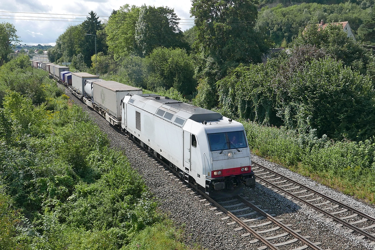Aus Richtung Singen kommend zieht 285 106-1 einen “Rheintalbahn-Umleiter“am 06.09.2017 kurz nach Biberach (Riß) Richtung Ulm.