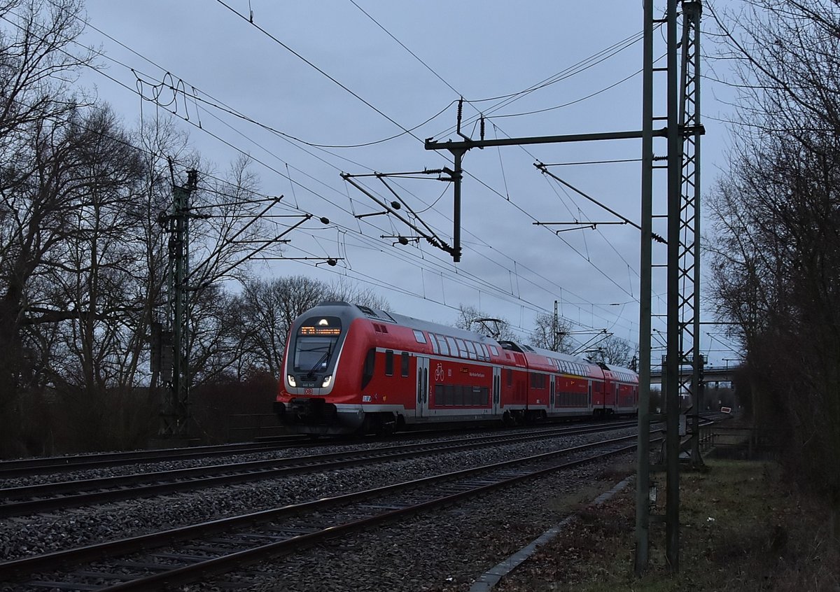 Aus Richtung Stockstadt kommt ein RE 70/446 045 und 446 046 nach Frankfurt Hbf in Riedstadt-Goddelau eingefahren. Sonntag 6.1.2019 