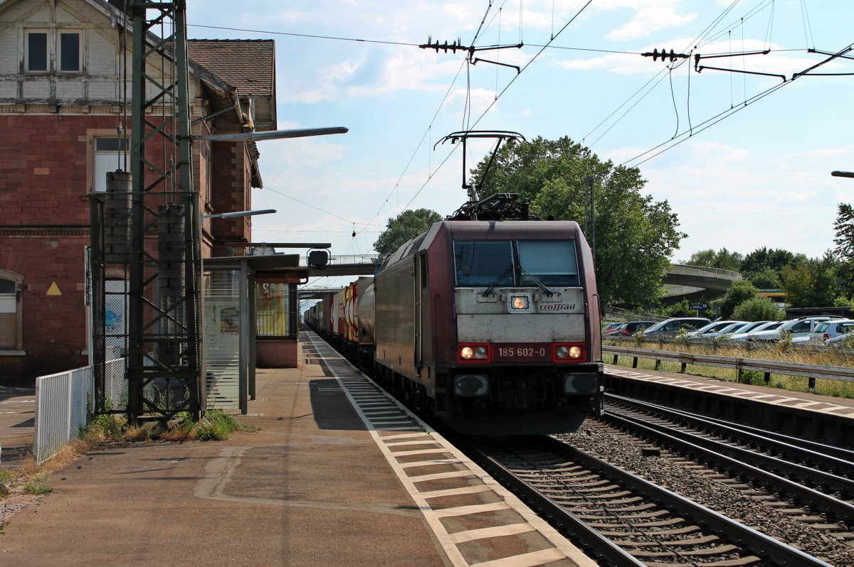 Aus Richtung Süden kam am 18.06.2014 die Beacon Rail/Crossrail 185 602-0 mit einem langen Containerzug durch den Bahnhof von Orschweier am Banhofsgebäude vorbei zur Weiterfahrt zur Belgieschen Grenze.