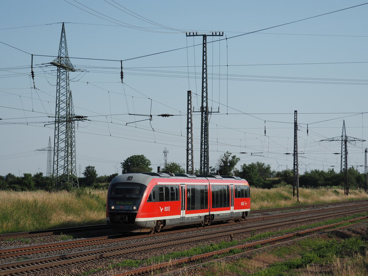 Aus Richtung Weißenfels nach Halle/Saale (und warhscheinlich weiter Richtung Norden) fuhr 642 079 solo durch Großkorbetha mit der Aufschrift  DB Dienstfahrt .

Großkorbetha, der 15.06.2022