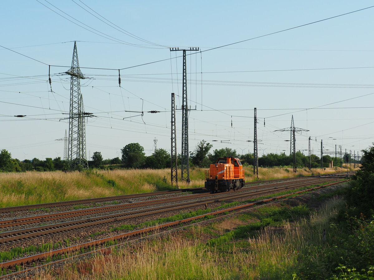 Aus Richtung Weißenfels nach Halle/Saale kam solo relativ schnell eine unbekannt gebliebene Northrail Lok, hier bei Großkorbetha. 
(Baureihe möglicherweise eine Gravita 15L?)

Großkorbetha, der 15.06.2022