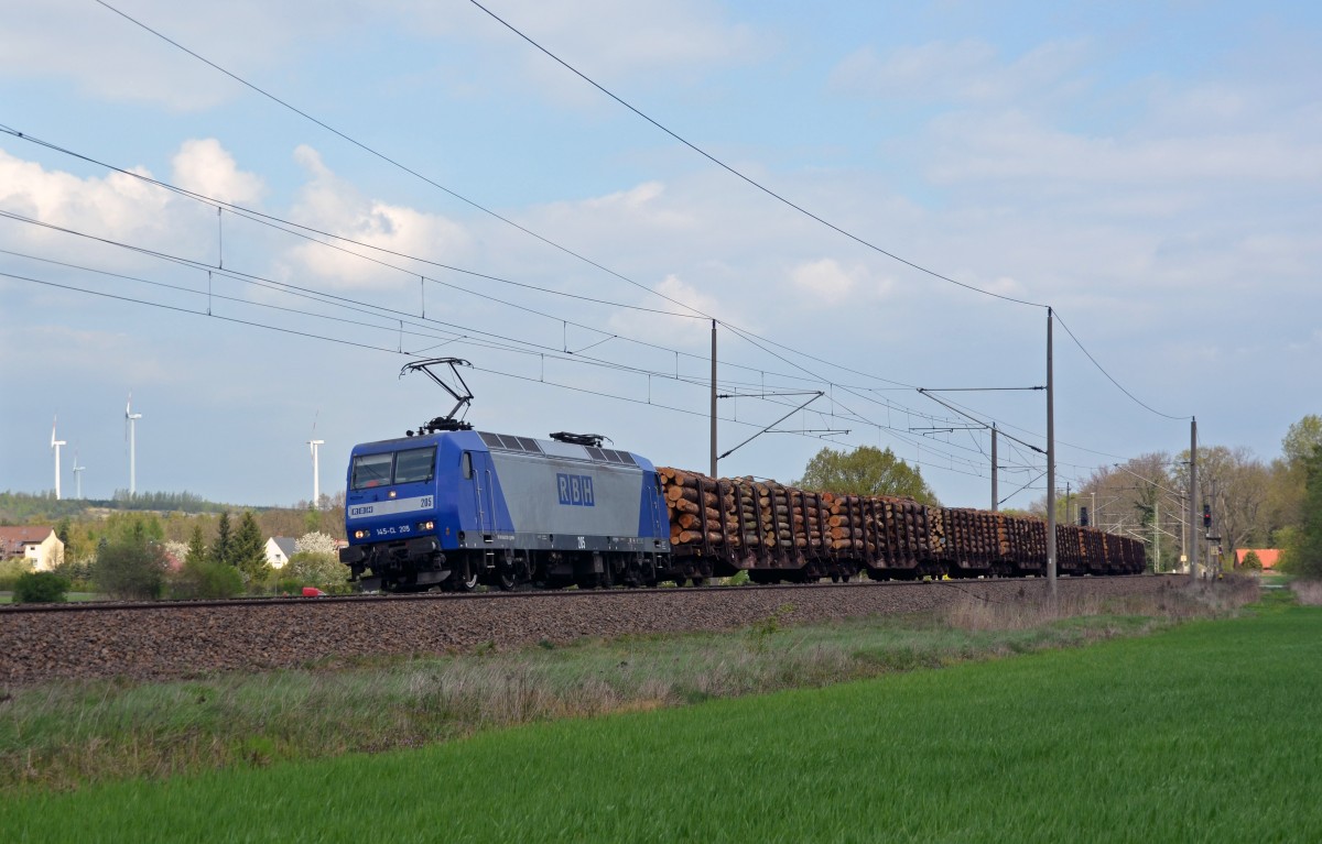 Aus Richtung Wittenberg kommend fuhr 145-CL 205 der RBH am 13.04.14 mit einem Holzzug durch Burgkemnitz Richtung Bitterfeld.