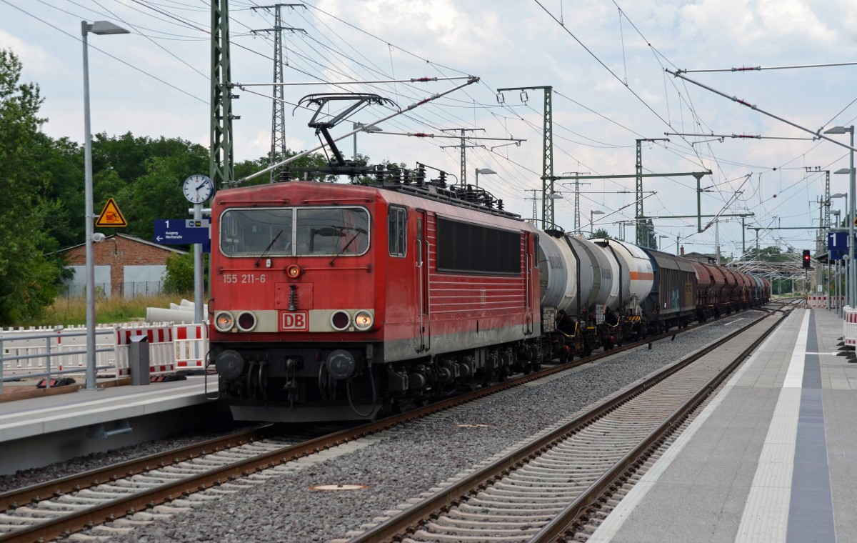 Aus Richtung Wittenberg kommend rollt am 10.07.14 155 211 mit einem gemischten Güterzug durch den im Mai 2014 umgestalteten Bahnhof Roßlau in Richtung Dessau.