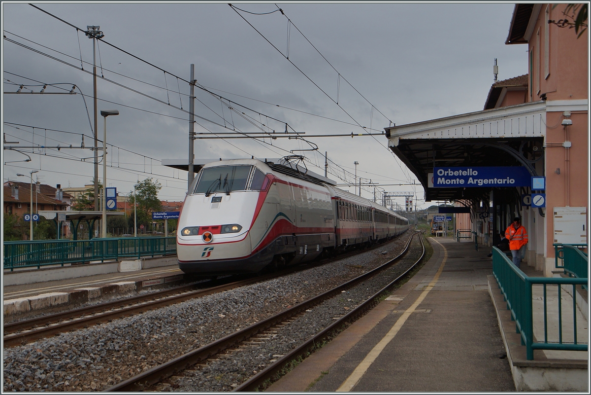 Aus Rom kommend und nach Milano unterwegs ist dieser Frecciabiana 9773 bei der Durchfahrt in Orbetllo Monte Argentario; im Sommer legt der Frecciabianca hier einen Halt ein.
27. April 2015