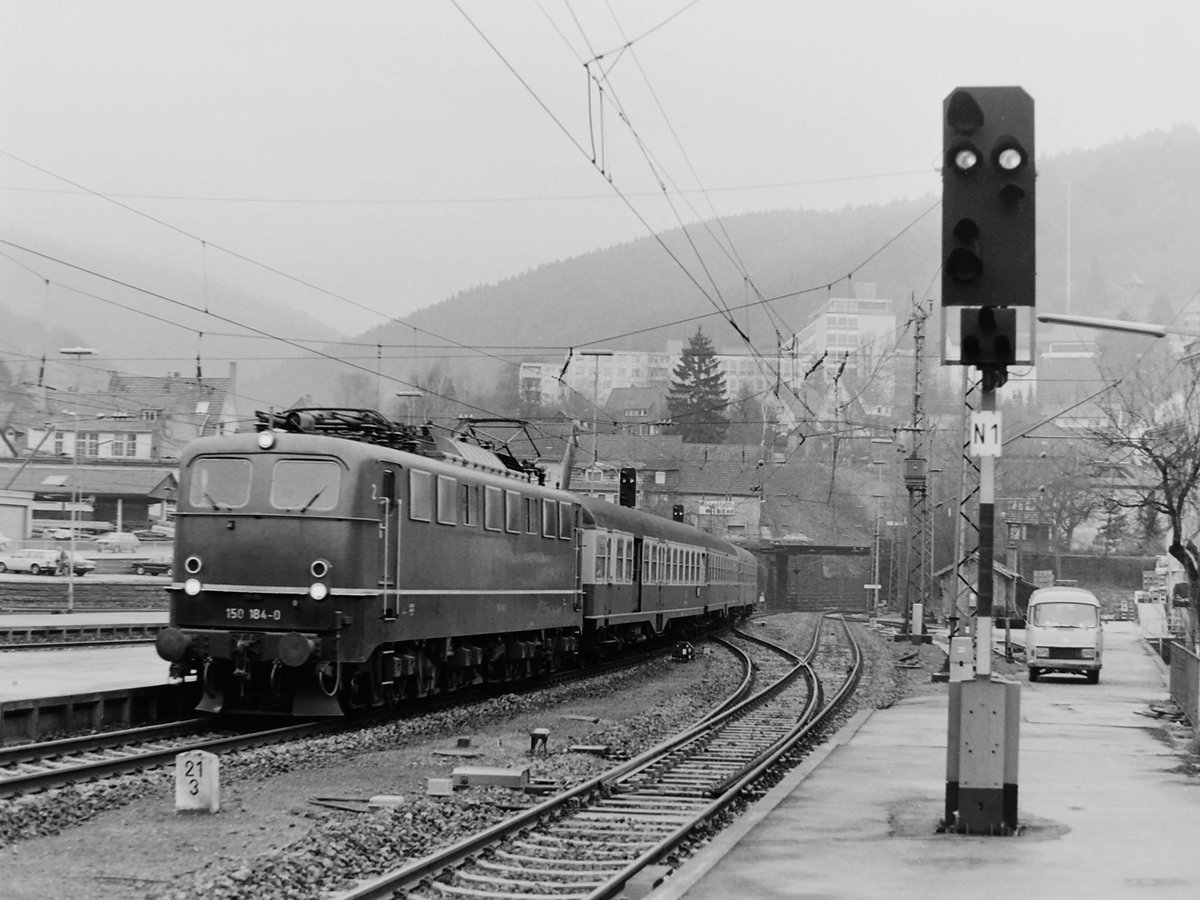 Aus der Schmanckerlkiste von Rudolf Pavel gibt es mal wieder etwas seltenes, auf diesem Bild ist die 150 184 mit einem Eilzug in Eberbach zu sehen am Heiligabend des Jahres 1980, vielen Dank fr das Bild.