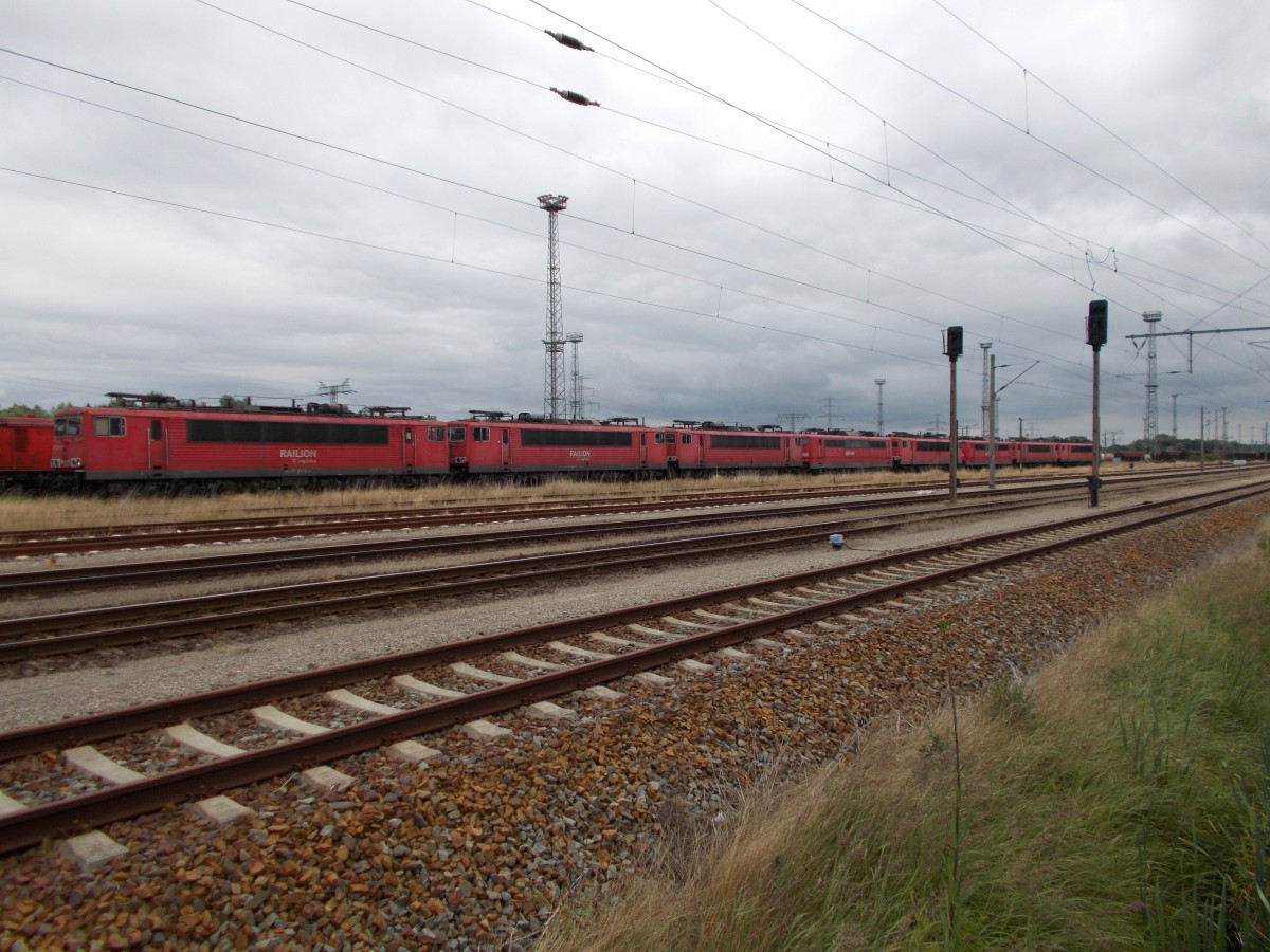 Aus sicherer Entfernung aufgenommen der Abstellplatz für mehrere 155er und 151er im Rostocker Seehafen.Aufnahme am 07.Juli 2014.