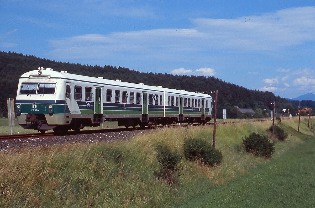 Aus Slowenien kommend hat SZ 715/713-004 gleich den Bahnhof Bleiburg in Kärnten erreicht (Juni 2001)