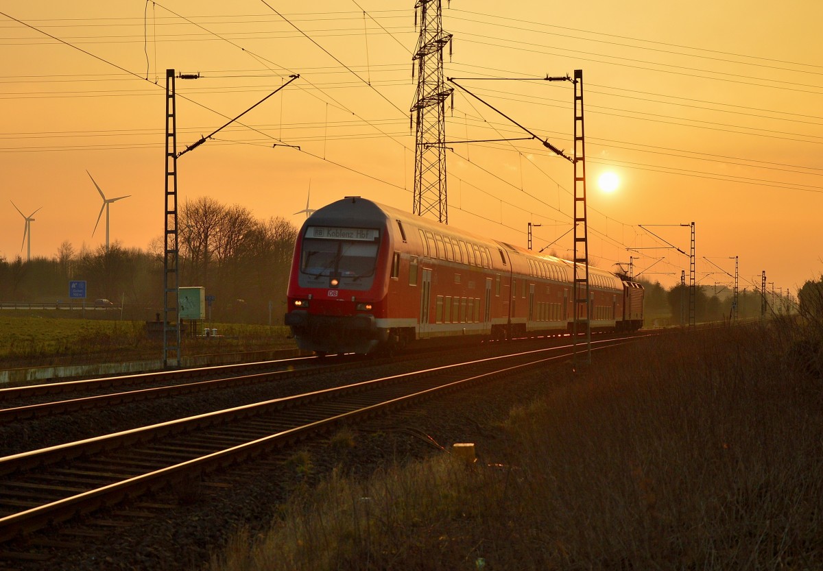Aus der Sonne kommend ist hier Steuerwagen voraus ein RB 27 Zug nach Koblenz von der 143 932 geschoben zu sehen. 19.2.2015