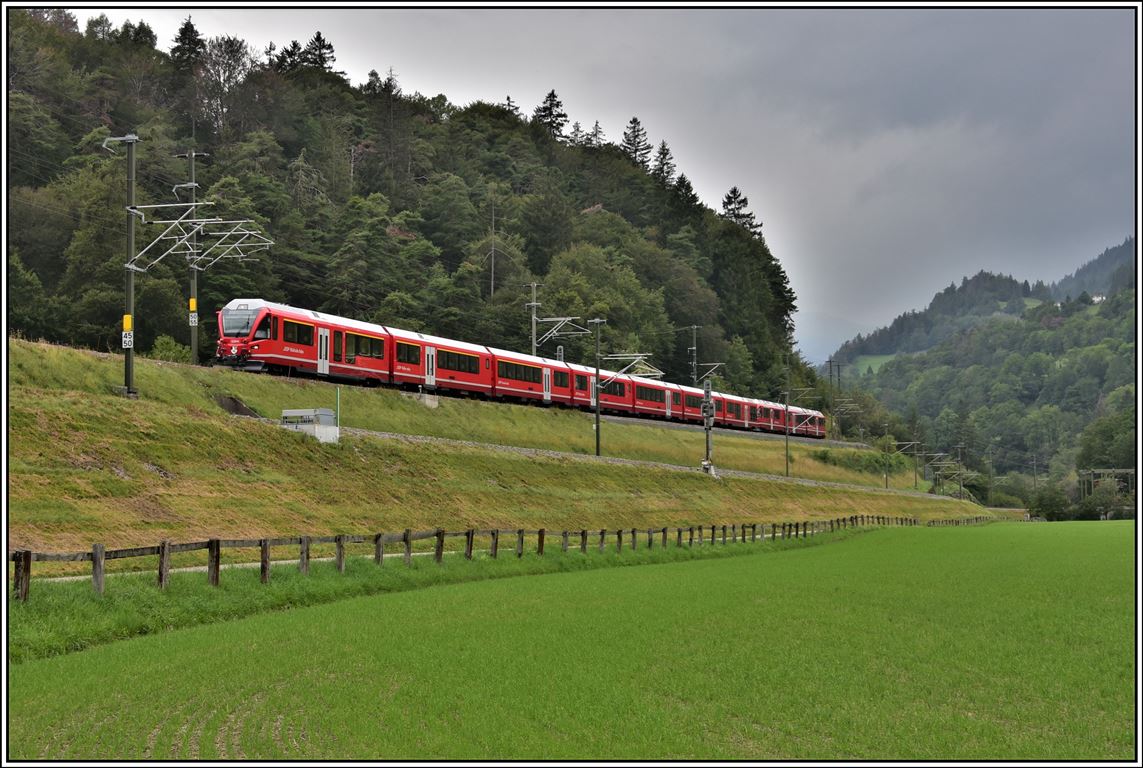 Aus St.Moritz nähert sich der IR1132 mit dem Steuerwagen Ait37806 und einem ABe 8/12  der Verzweigung bei Reichenau-Tamins. (29.08.2019)