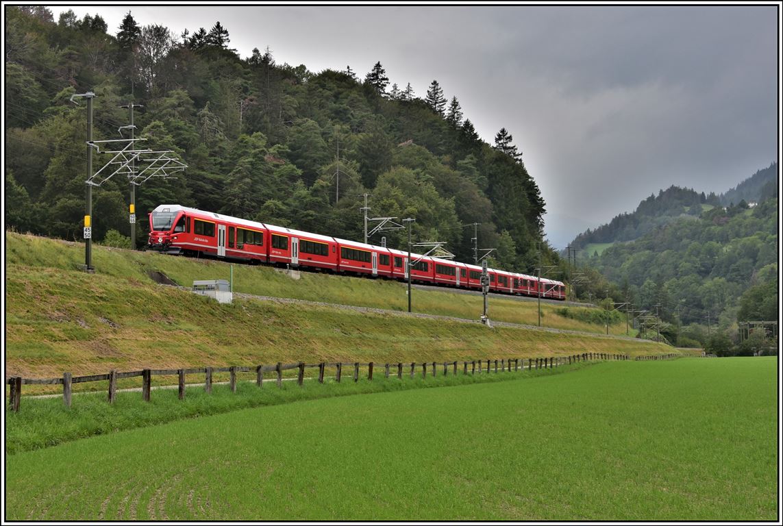Aus St.Moritz nähert sich der IR1132 mit dem Steuerwagen Ait37806 und einem ABe 8/12  der Verzweigung bei Reichenau-Tamins. (29.08.2019)