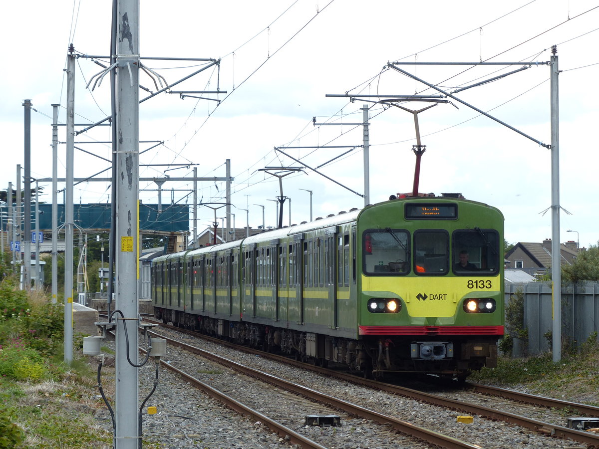 Aus Sutton fährt DART 8133 aus, nächste Station ist die Endstation Howth - ein beliebtes Ausflugsziel in Dublin. Es handelt sich um eine Halbinsel mit Bergen, die zum Wandern einladen.