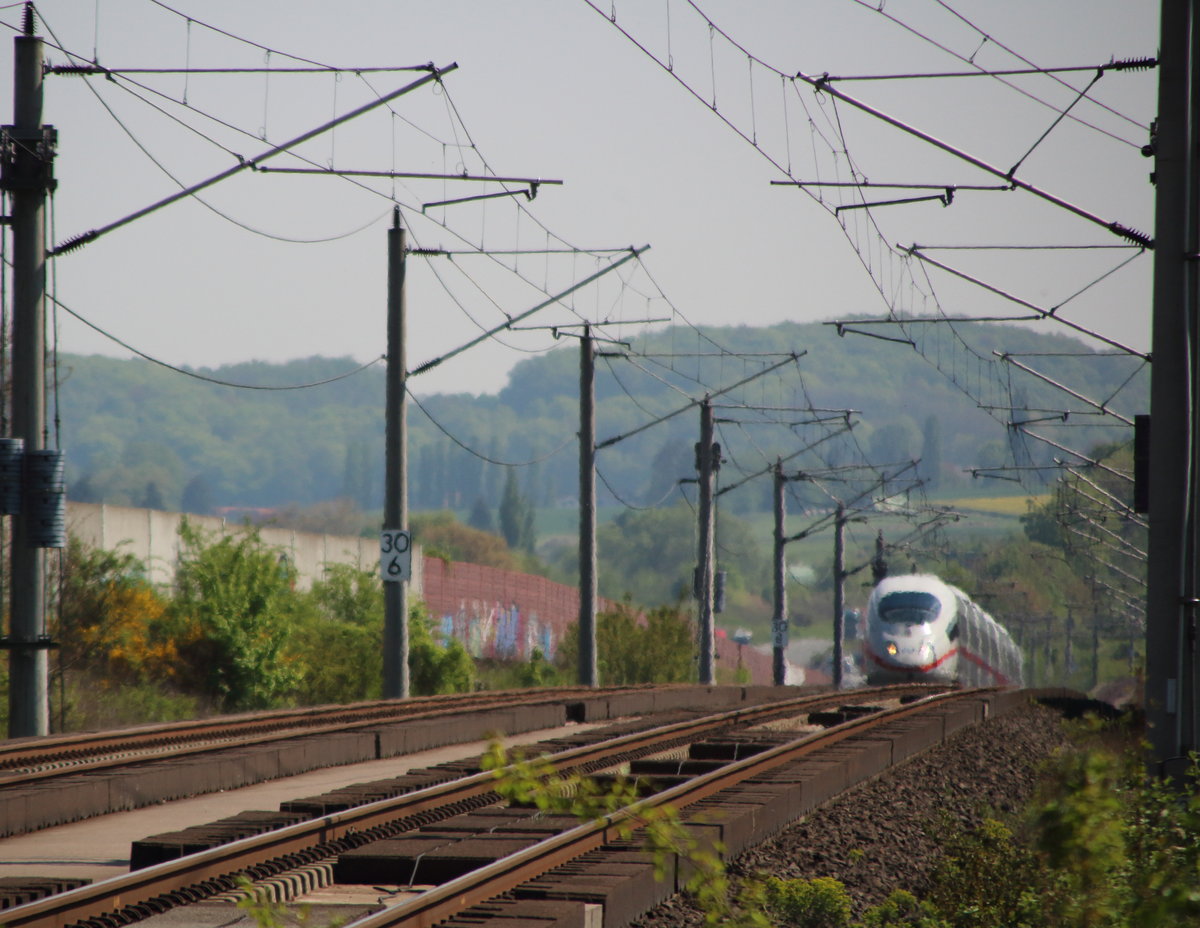 Aus den Tiefen Westewaldes taucht ein niederländischer ICE auf, um, sobald er am Fotografen vorbeigerauscht ist, im Siegauentunnel zu verschwinden.

Sankt Augustin, 10. Mai 2017
