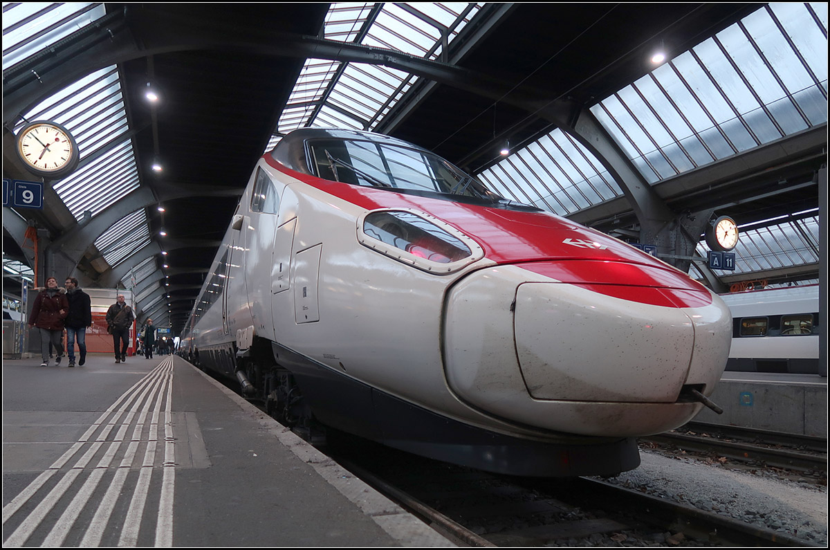 Aus tiefer Perspektive -

... gesehen, die lange Schnauze des ETR 610. Zürich Hauptbahnhof.

13.03.2019 (M)