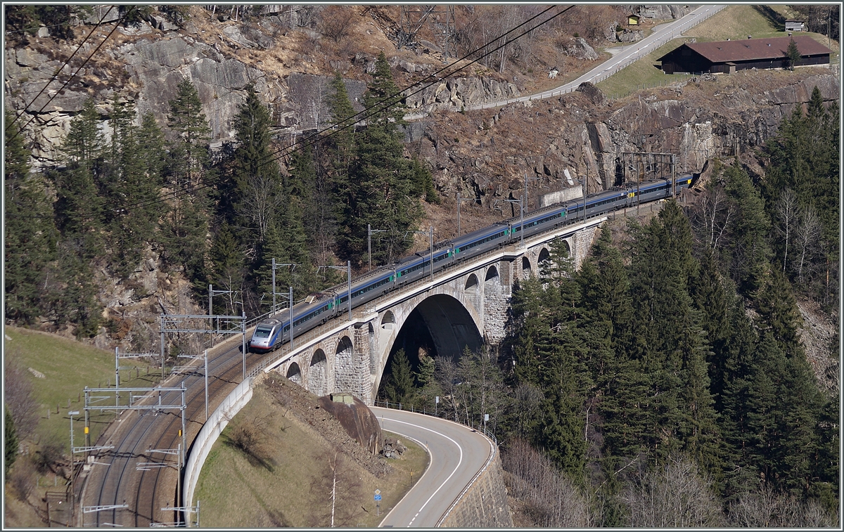 Aus verschiedenen Richtung wunderschön zu fotografieren, ist die  Mittlere Meienreussbrücke, welche ein FS ETR 470 auf seiner Fahrt Richtung Norden befährt. 
14. März 2014