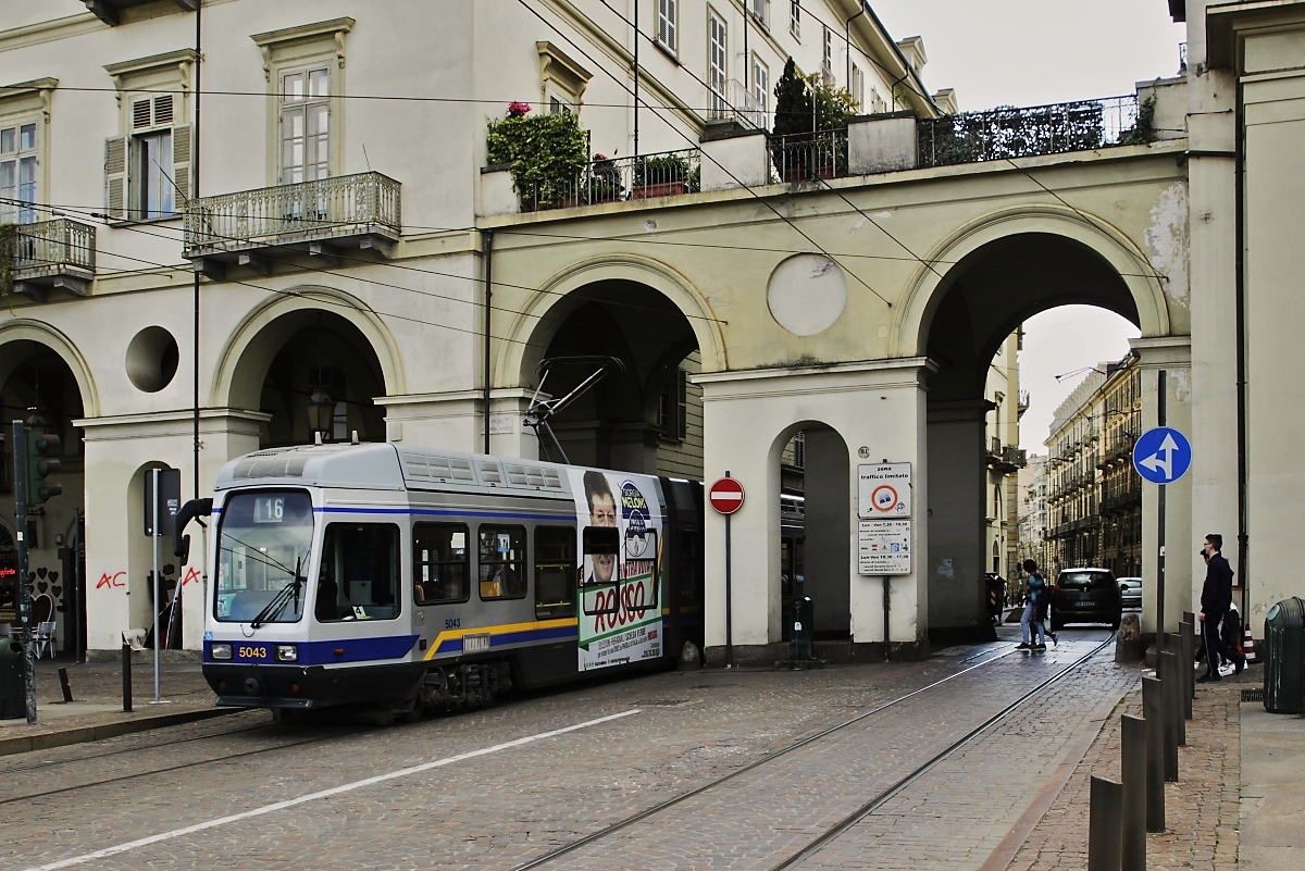 Aus der Via Alfonso Bonafous kommend erreicht Triebwagen 5043 am 04.05.2019 die Piazza Vittorio Veneto