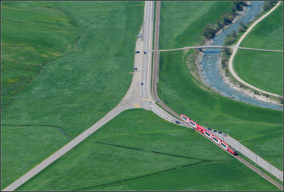 Aus der Vogelschau -

Ein Clacier-Express überquert kurz vor Andermatt die Umfahrungsstraße des Ortes. Fotografiert von Nätschen aus.

Ins Bild integriert ist ein Stuttgart-Bezug ;-)

23.05.2008 (J)