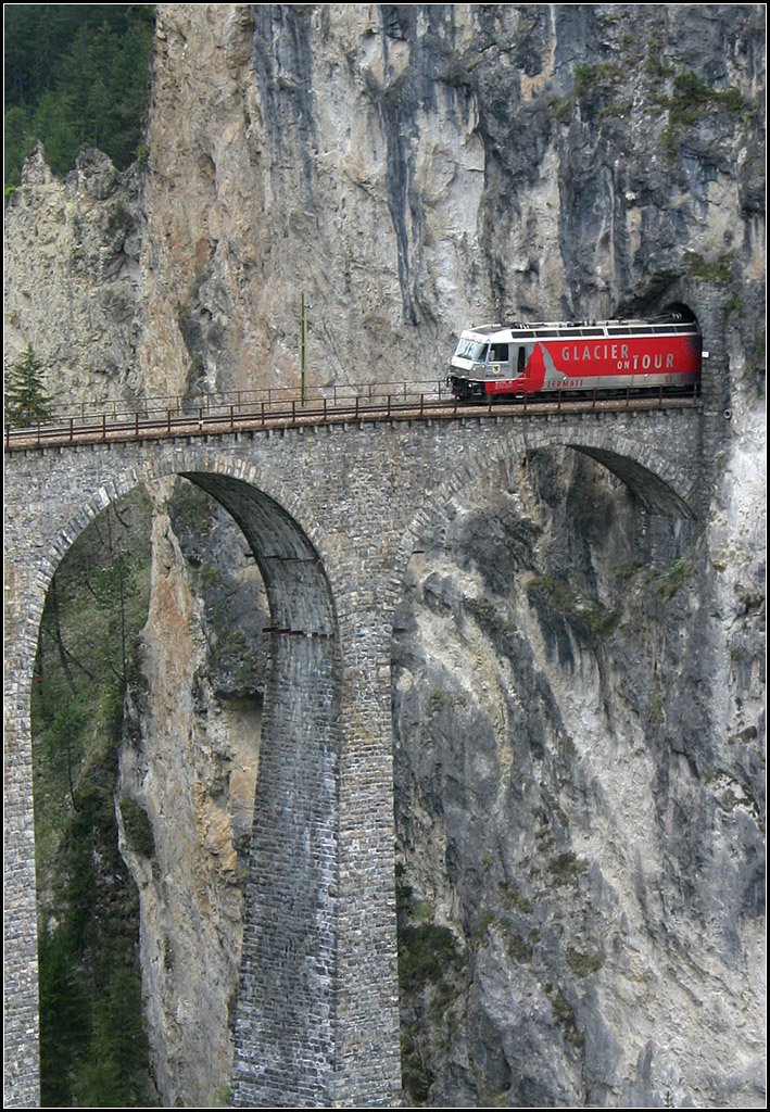 Aus der Wand auf die Brücke -

Landwasserviadukt bei Filisur. 

14.05.2008 (M)