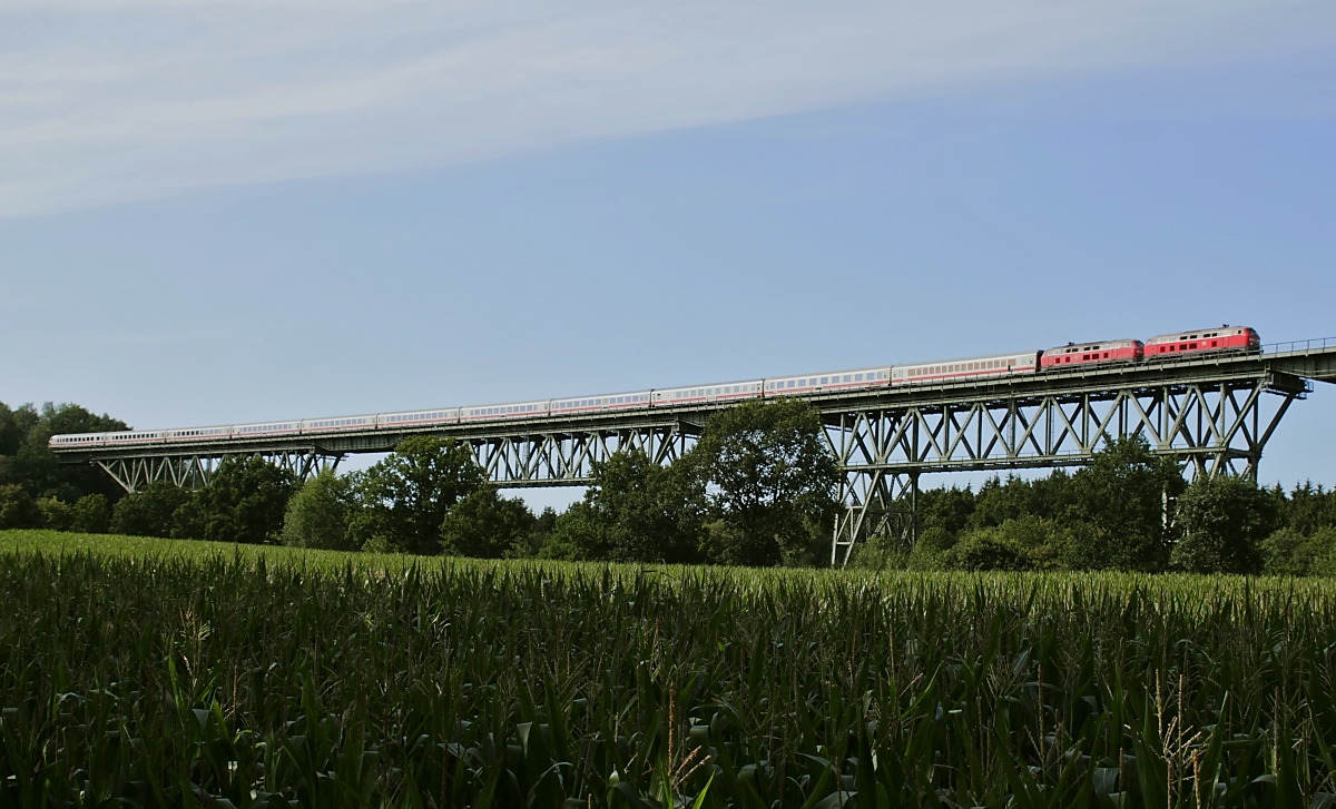 Aus Westerland kommend befährt ein 218-Doppel mit einem IC am 23.08.2019 die Hochdonner Hochbrücke in Richtung Süden
