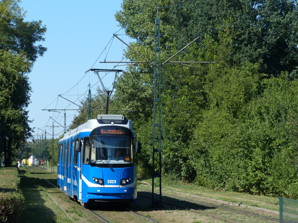 Aus Wien erhielt Krakau im Jahre 2008 25 Fahrzeuge des Typs E6+C6. Nach einem Umbau - u.a. erhielten die Fahrzeuge einen Niederflur-Mittelteil - knnte man die Fahrzeuge fast fr Neubauten halten. Bei Krowodrza Grka, 7.9.2013