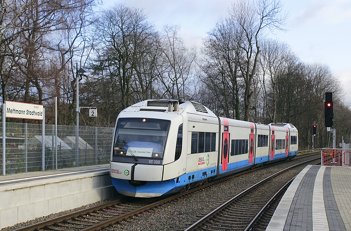 Aus Wuppertal kommend trifft VT 109 am 25.12.2020 in Mettmann Stadtwald ein