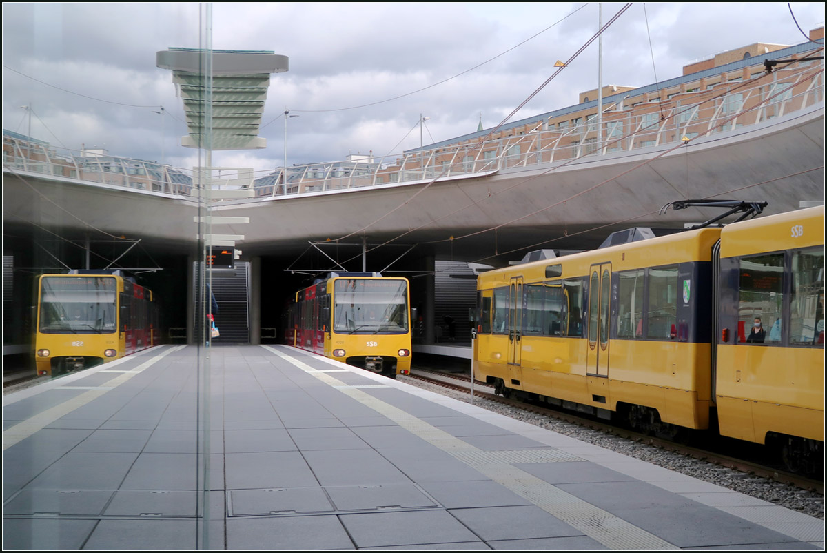 Aus zwei mach drei -

Spiegelung in der neuen Stadtbahn-Haltestelle  Staatsgalerie.

24.02.2020 (M)