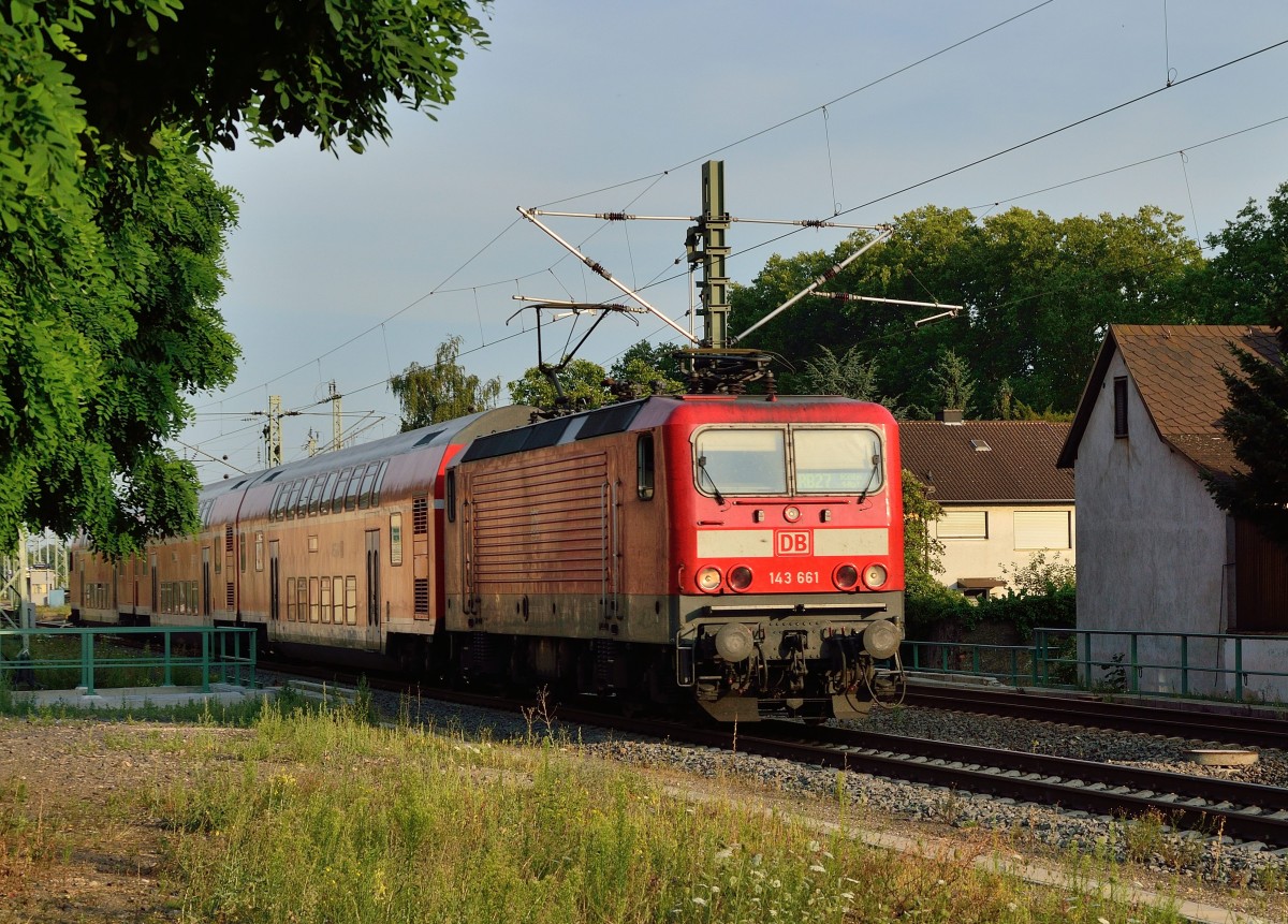 Ausblick auf Leutesdorf, hier in Form der 143 661 mit einem RB27 nach Köln Hbf am Sonntag den 2. August 2015.