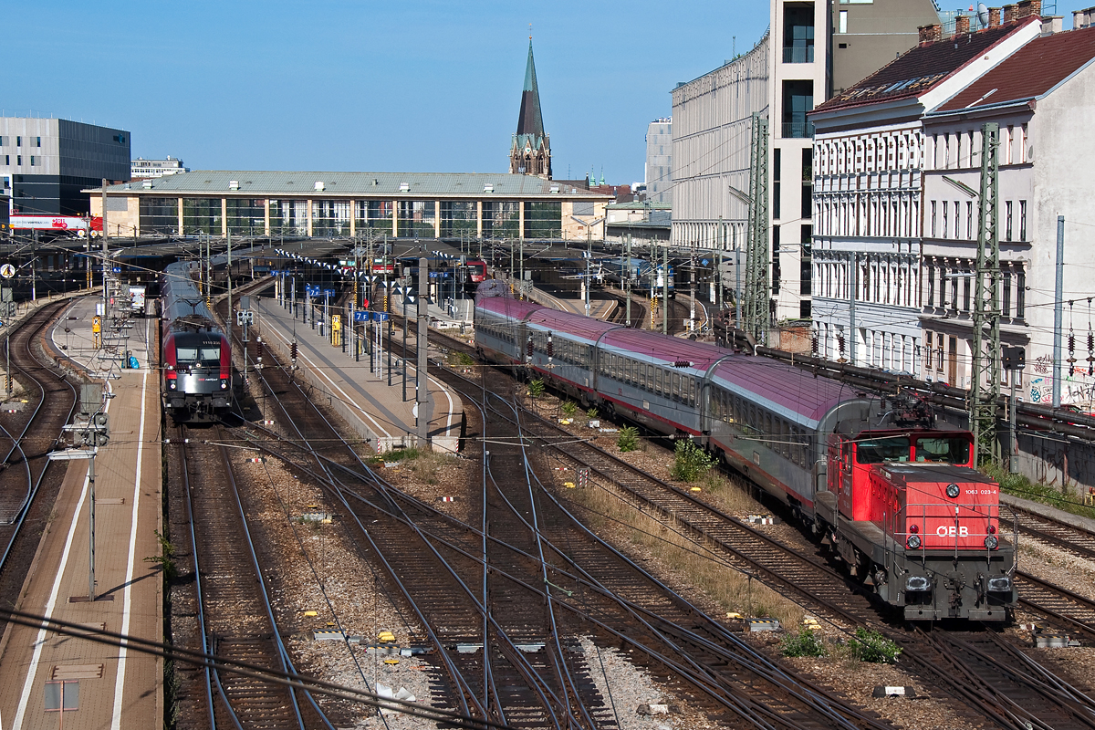 Ausblick auf den Wiener Westbahnhof, am Nachmittag des 01.08.2015. Railjet 760 und die BR 1063 023.
