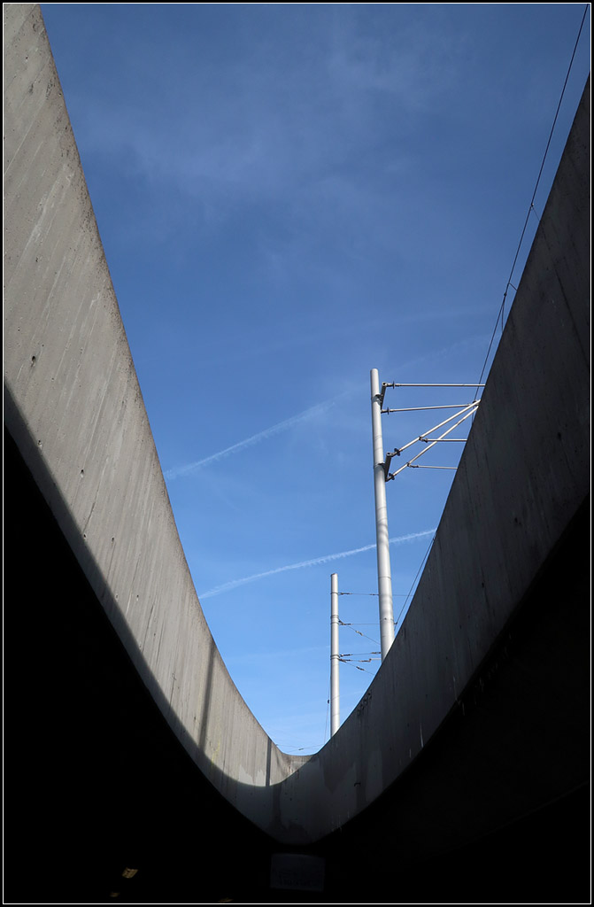 Ausblick aus dem schwarzen Loch -

Ovale Form am Treppenabgang der Stuttgarter Stadtbahnhaltestelle  Mercedesstraße 

24.01.2018