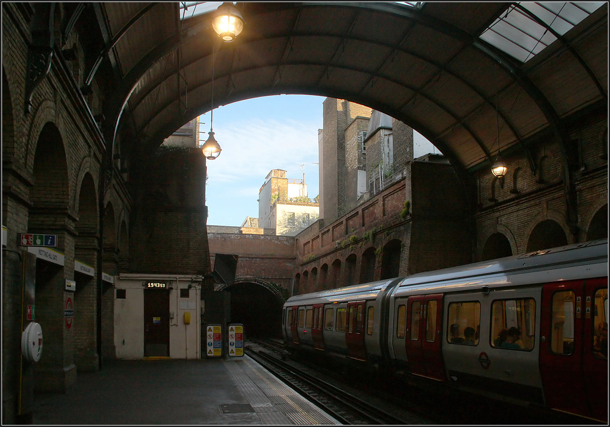 Ausblick -

zu einem Stück Himmel. Die ältesten Londoner U-Bahnstrecken wurden zunächst mit Dampf betrieben. Daher war es notwendig, dass es immer wieder Öffnungen nach draußen gab, damit der Dampf abziehen konnte. Hier ein kurzer offener Abschnitt an der südlichen Ausfahrt der Station Notting Hill Gate (Circle und District Lines).

Dies ist auch das letzte Bild im Jahr 2015 von uns. Hoffentlich wird das neue Jahr heller, was den Frieden auf der Erde angeht, als das doch recht düstere 2015.

29.06.2015 (M)