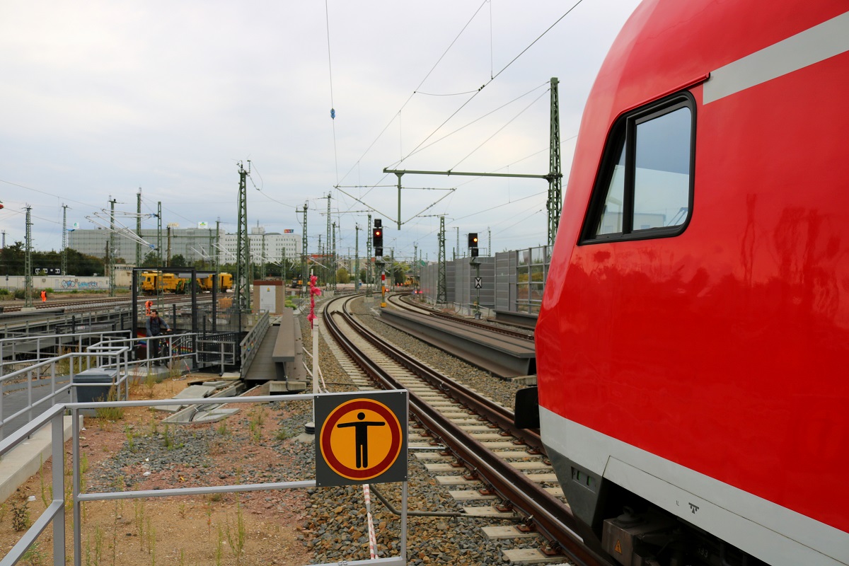 Ausblick zur Nordausfahrt: DABpbzfa 762 mit BR 143 der S-Bahn Mitteldeutschland (DB Regio Südost) als S 37714 (S7) nach Halle-Nietleben steht in Halle(Saale)Hbf Gl. 13a bereit. [9.9.2017 - 8:22 Uhr]