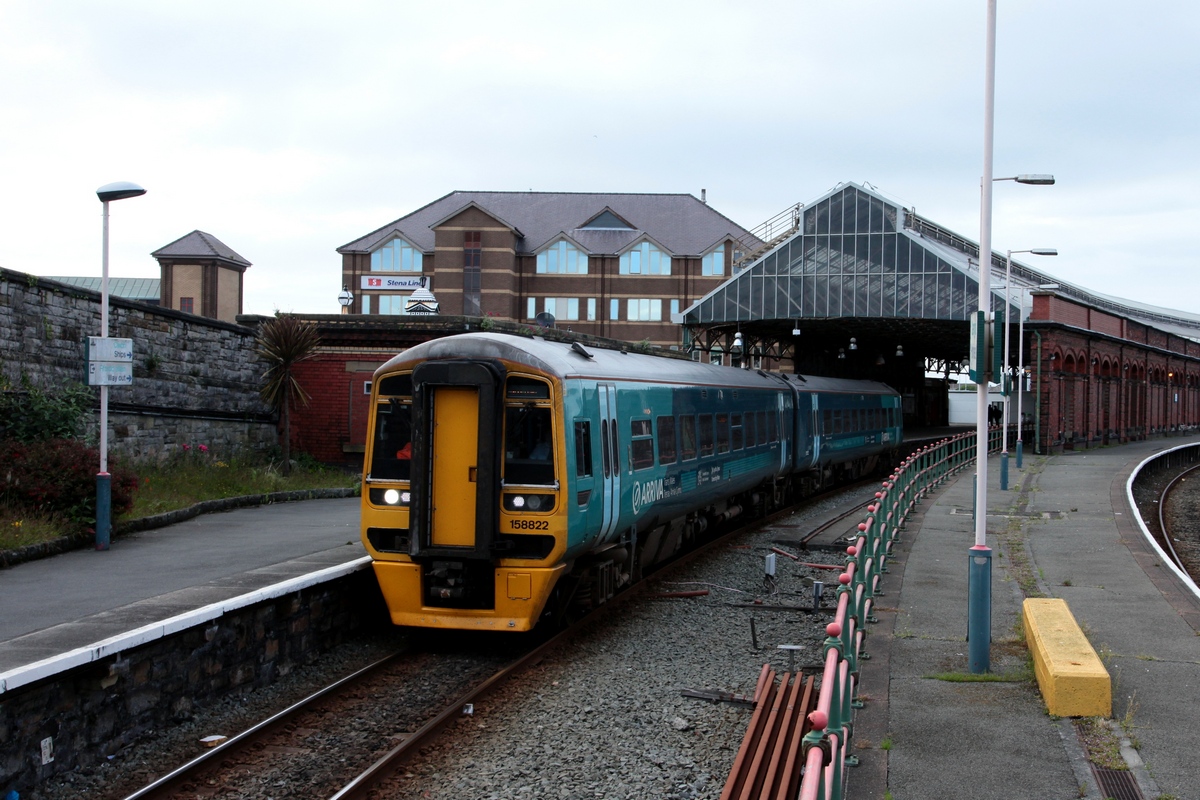 Ausf. von 158 822 aus Holyhead Station (Nordwales) am 13.06.2013.