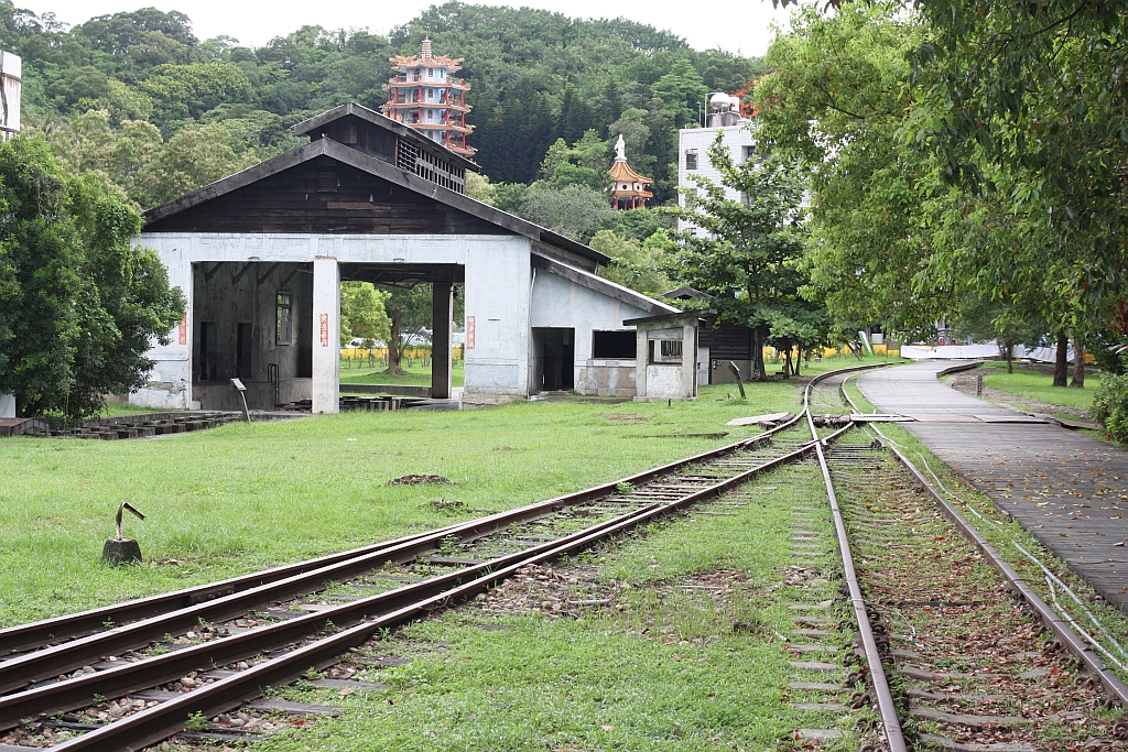 Ausfahrbereich und Werkstätte der alten, aufgelassenen Taitung Station am 09.Juni 2014.