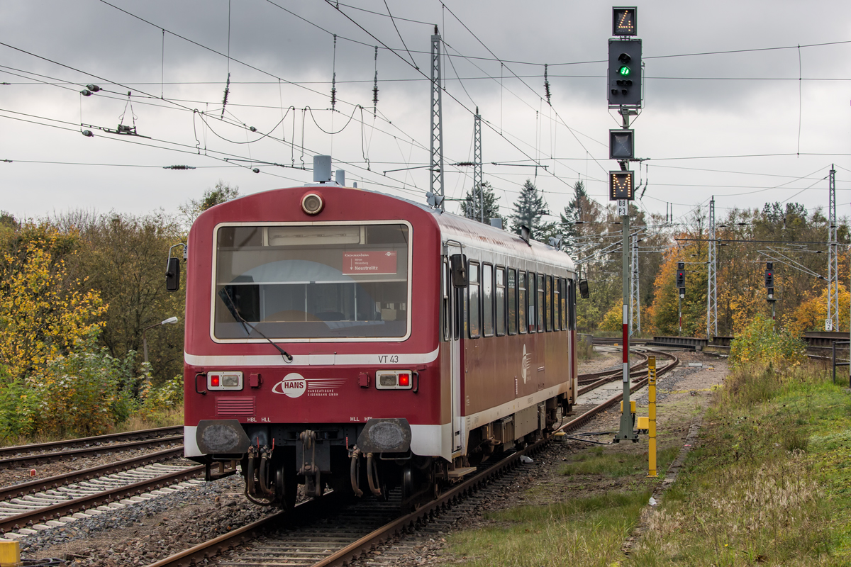 Ausfahrende „Kleinseenbahn“ in Neustrelitz nach Mirow. - 23.10.2017
