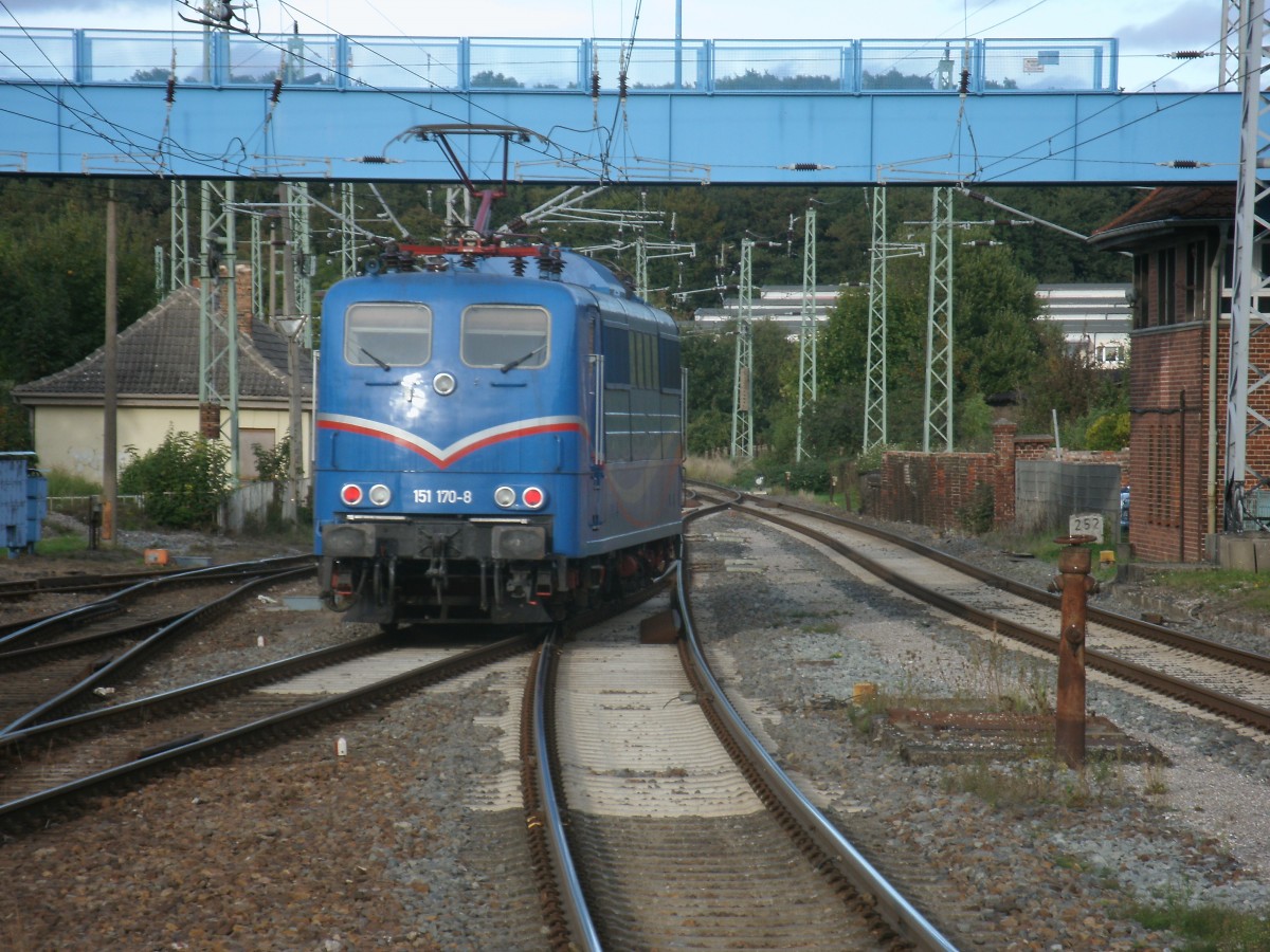 Ausfahrende SRI 151 170 aus Bergen/Rgen nach Klementelvitz am 25.September 2013.